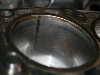 IMG_6787_resize.jpg (122.01 КБ) 50857 просмотров Повреждение зеркала цилиндра в результате "развальцовки" края поршня